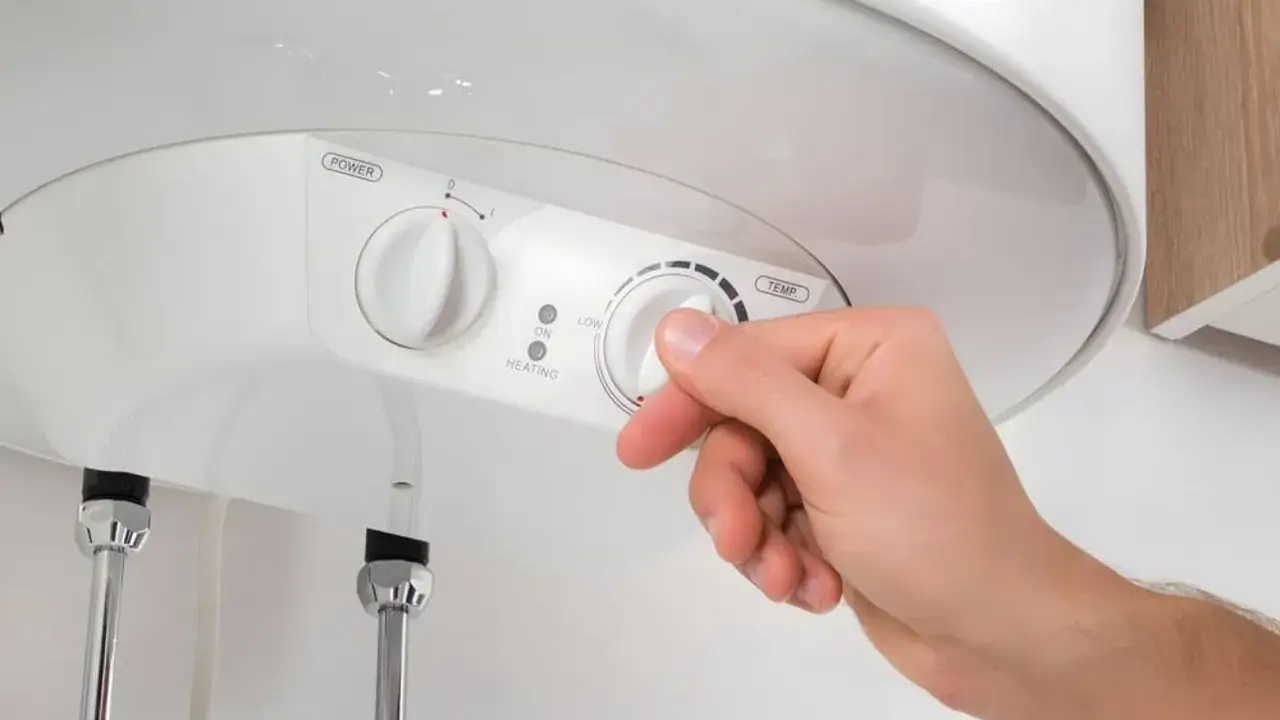 Ajustando la temperatura de un termo eléctrico de 80 litros. La duración del agua caliente depende de varios factores.