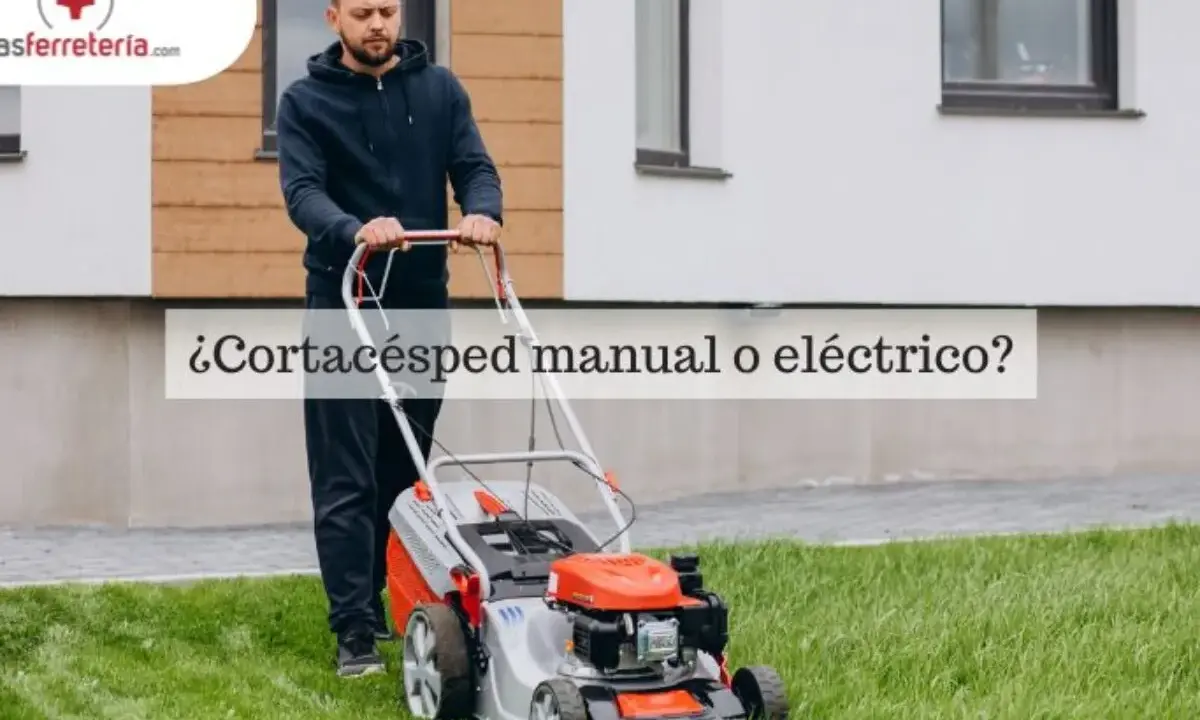 Hombre empujando un cortacésped, explorando los diferentes tipos de cortacésped para elegir el ideal.