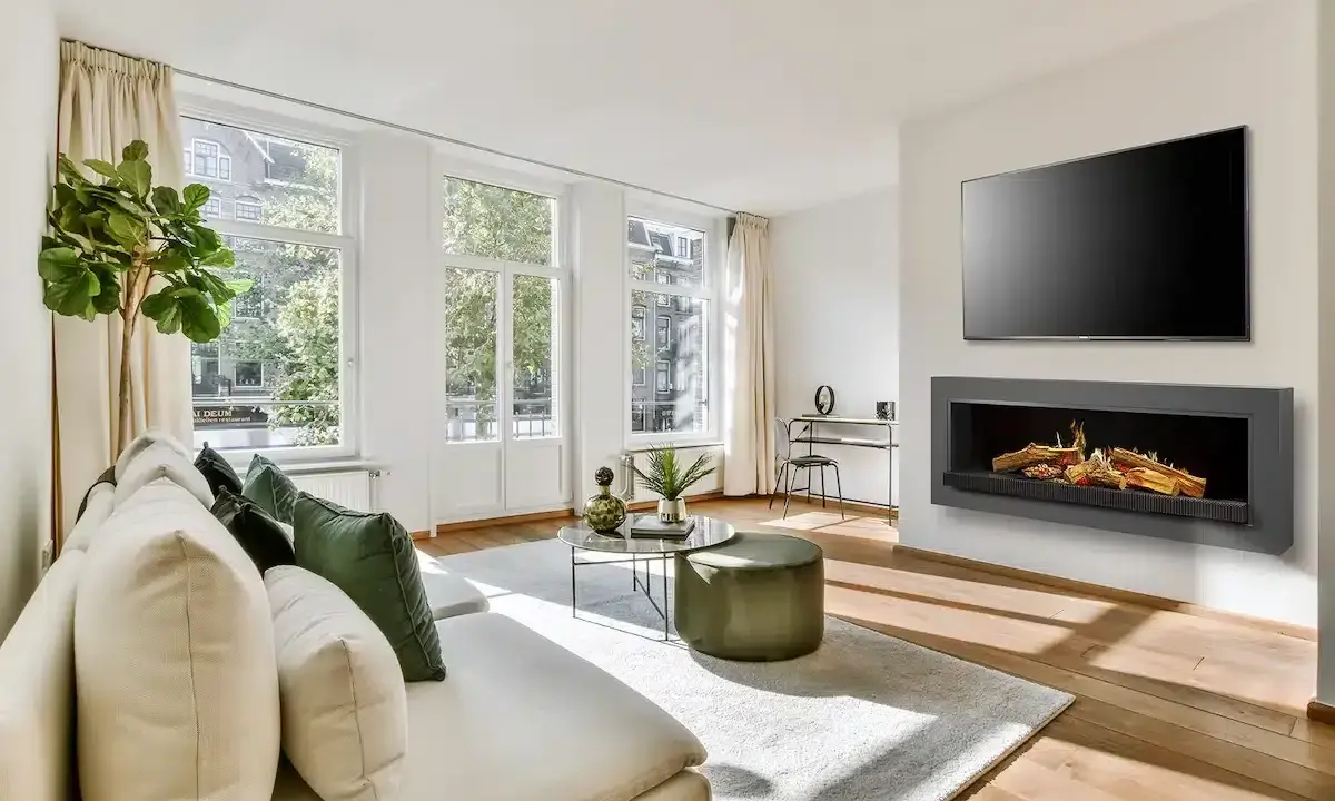 Chimenea de obra moderna sin humo, ideal para un salón acogedor.