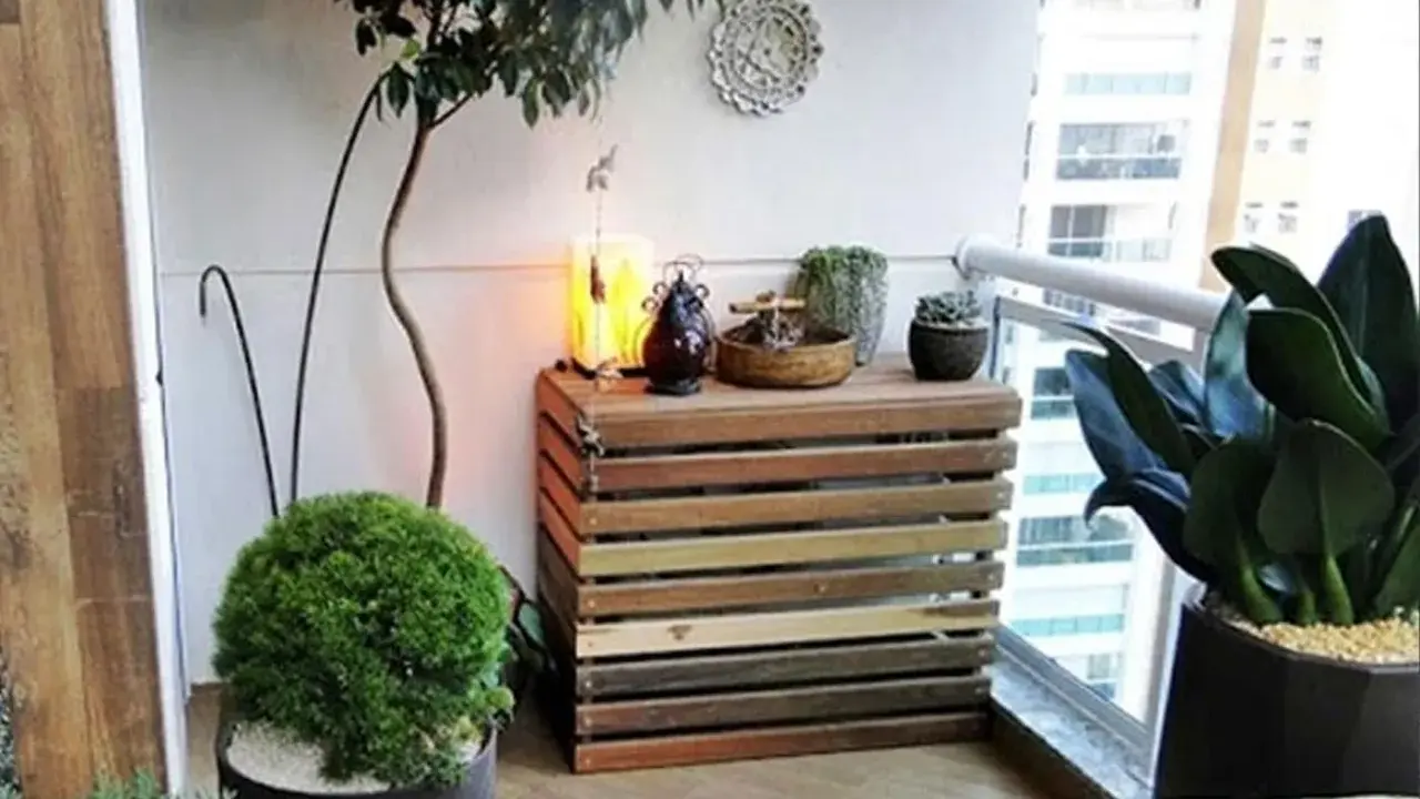 Mueble de madera para camuflar aire acondicionado exterior, decorado con plantas y objetos.