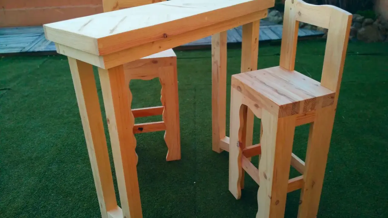 Mesa alta y taburetes hechos con palets. Un proyecto DIY para hacer mesa alta con palets, ideal para exteriores.