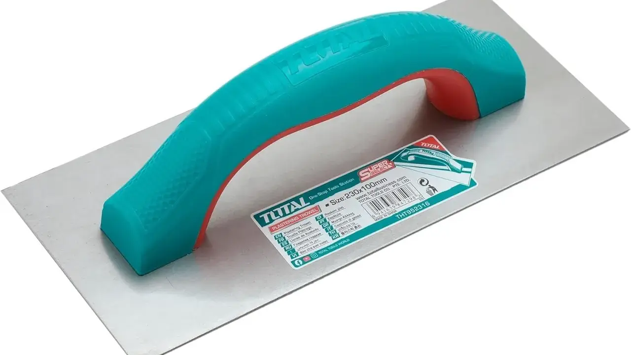 Llana de albañilería con mango ergonómico bicolor, ideal para alisar superficies.