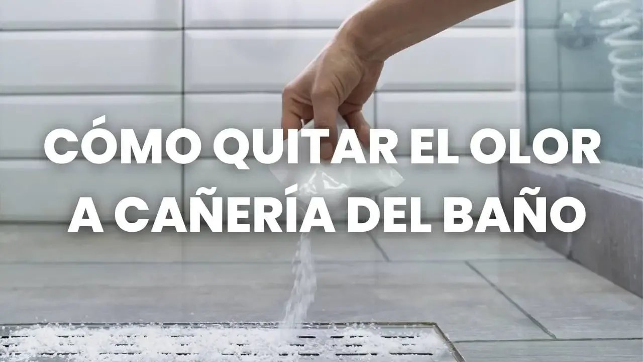 Mano esparciendo gránulos blancos en un desagüe de ducha para eliminar el olor a tuberías del baño.