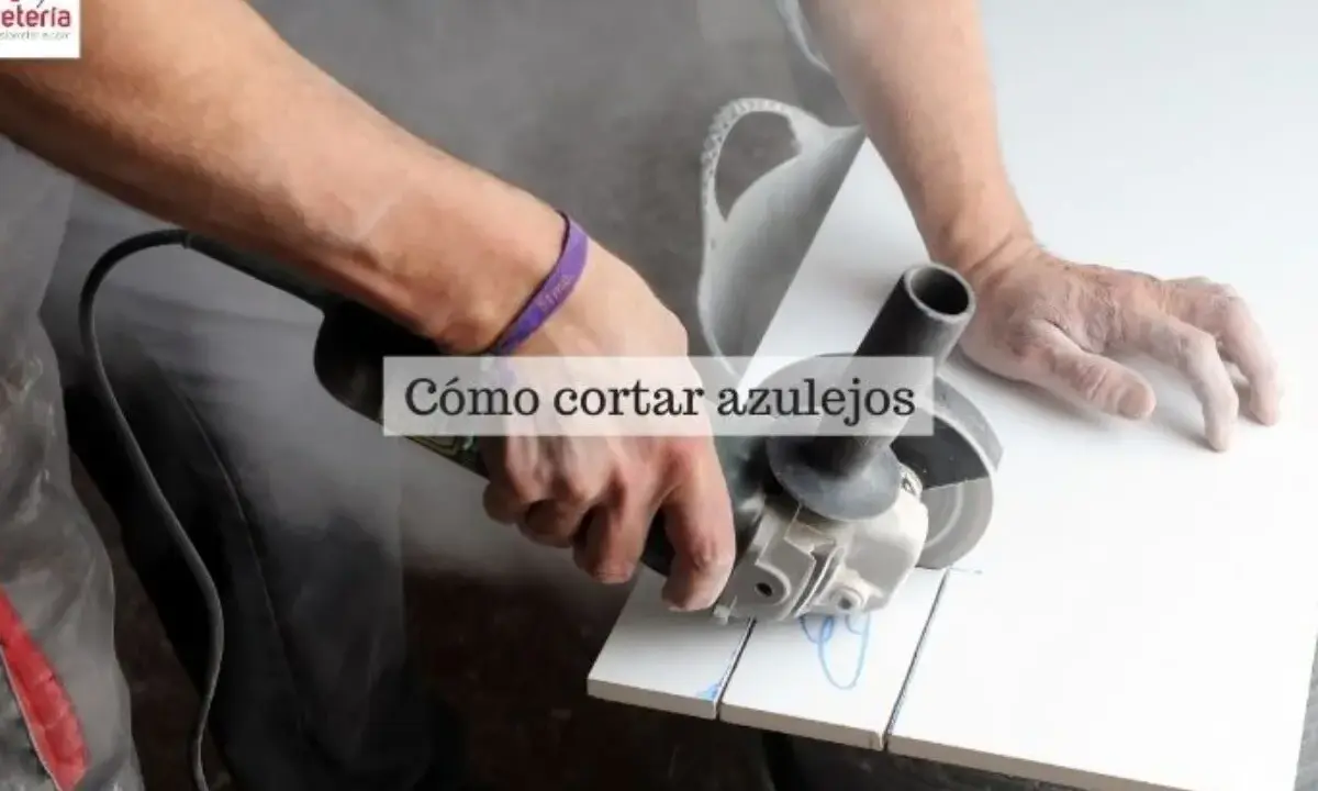 Hombre cortando azulejos con amoladora angular, mostrando cómo cortar azulejos sin máquina especializada.