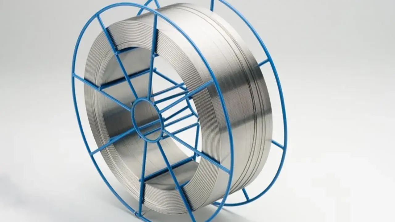 Carrete azul con alambre para soldar acero inoxidable, listo para crear uniones fuertes y duraderas.