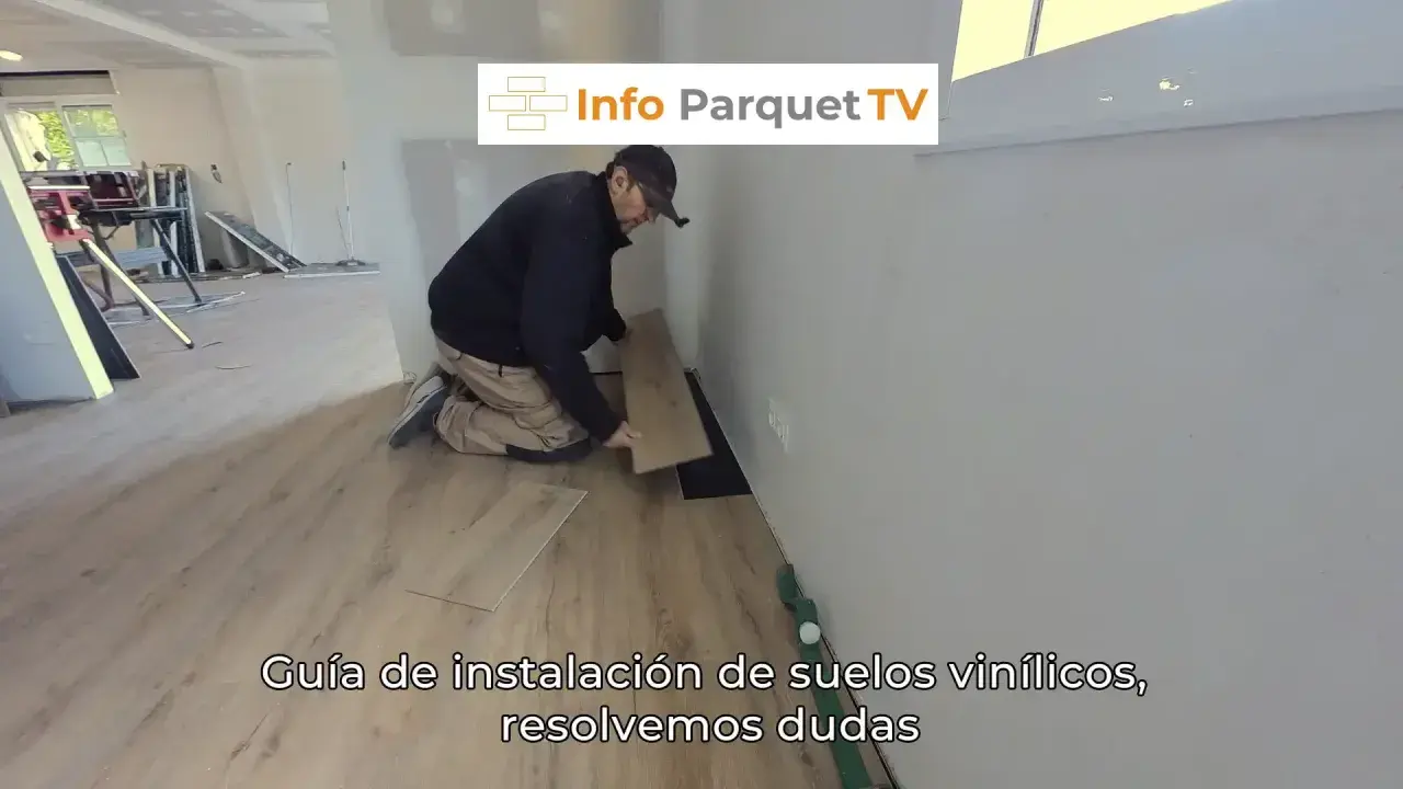 Hombre instalando suelo vinílico, paso a paso. Guía práctica para poner suelo vinílico en casa.