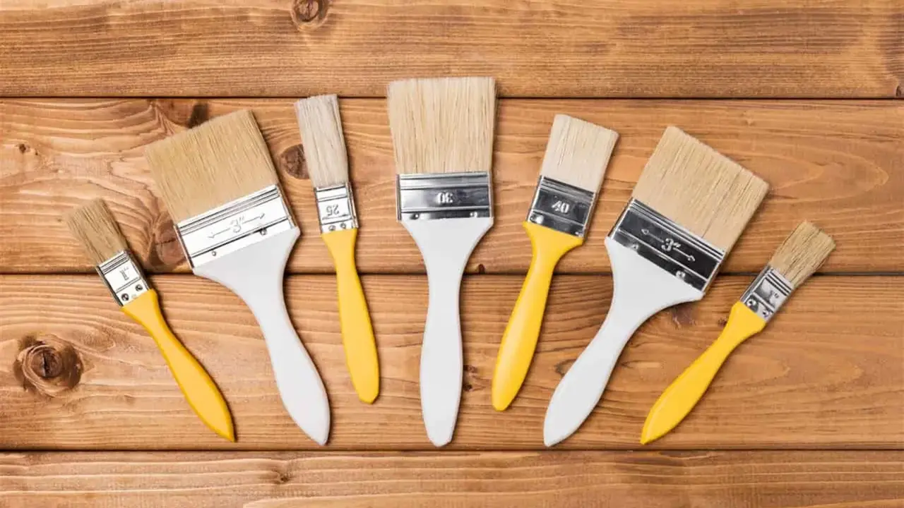 Un surtido de pinceles de pintura, cada paletina con cerdas naturales y mangos blancos o amarillos, listos para dar vida a cualquier proyecto.