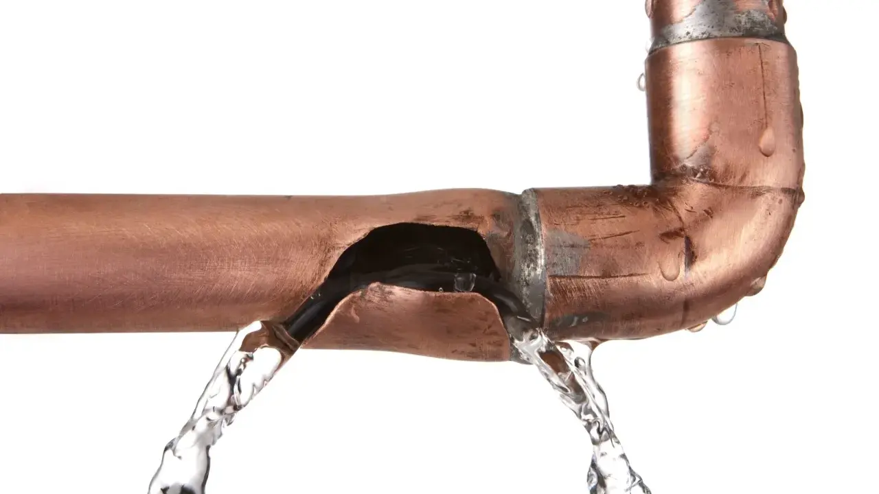 Tubería de cobre rota con agua saliendo. Es hora de arreglar tubería picada.