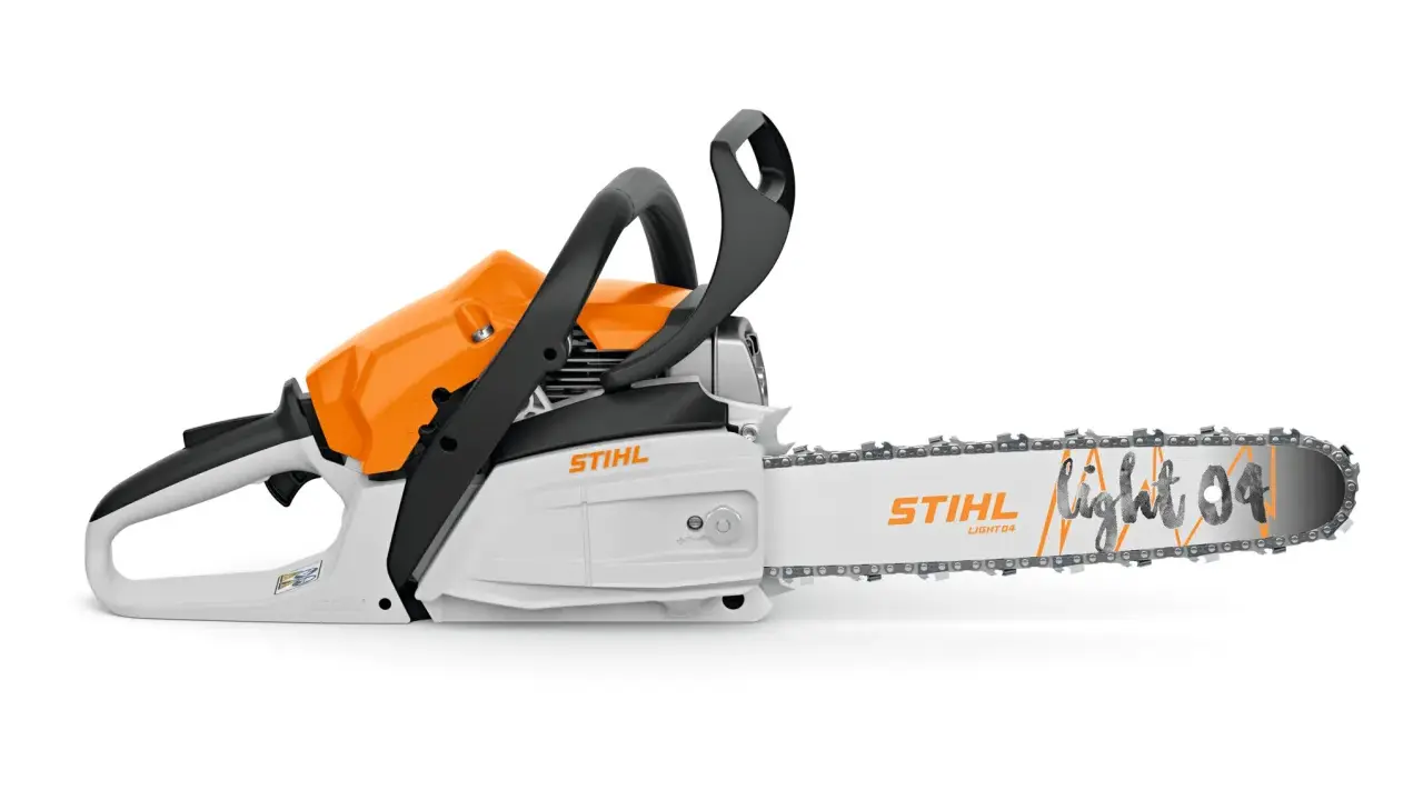 Motosierra Stihl blanca y naranja, modelo Light 04. La segunda marca de Stihl, lista para el trabajo.