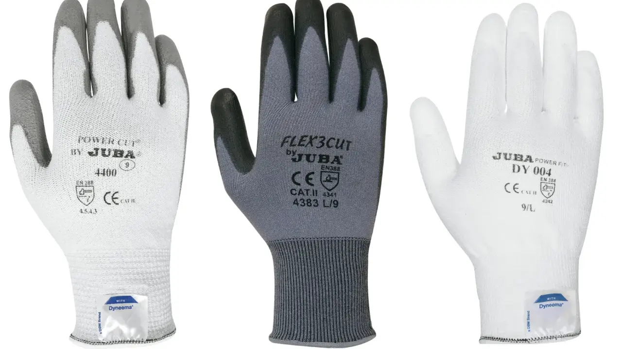 Tres tipos de guantes de protección: blanco con dedos grises, gris con dedos negros y blanco liso. Cada uno con su referencia y certificaciones.