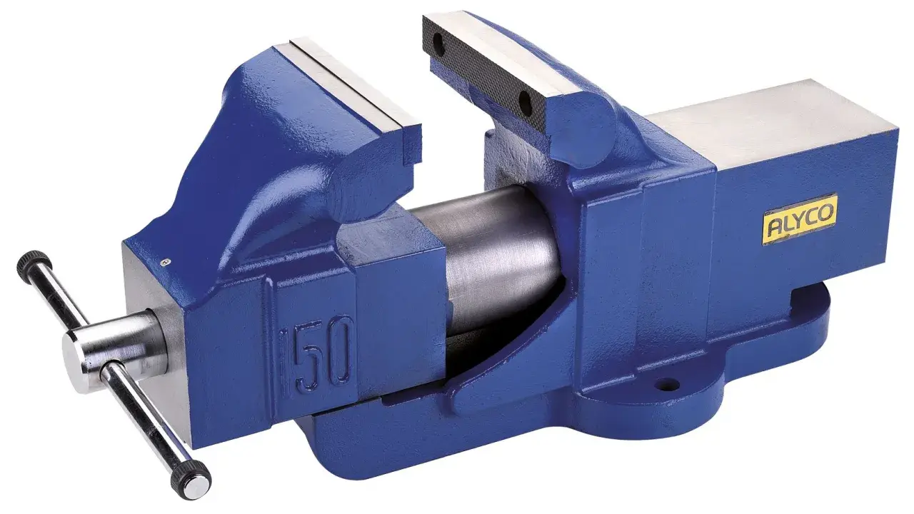 Tornillo de banco azul robusto, un ejemplo de los tipos de tornillo de banco para taller.