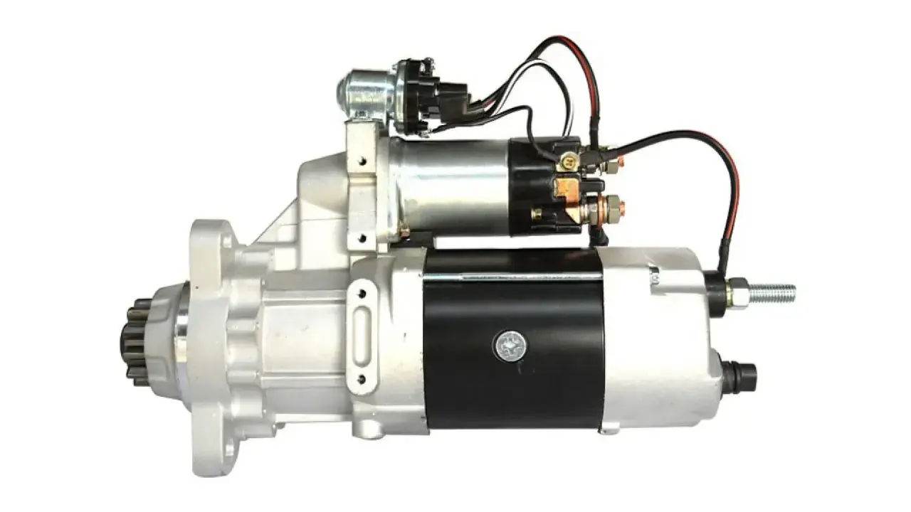 Motor de arranque con engranaje y solenoide. Las escobillas de un motor son esenciales para la transferencia de corriente al rotor.