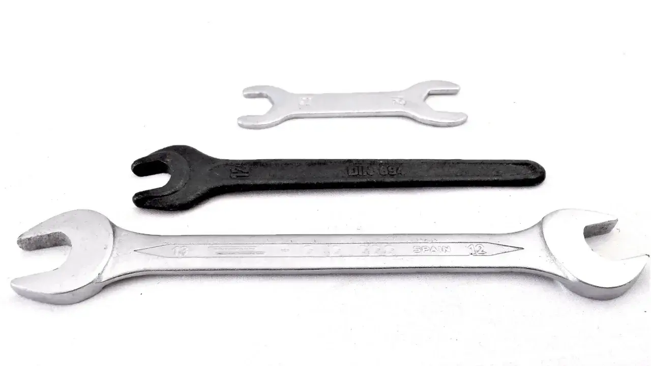 Tres tipos de llaves: una pequeña plateada, una negra y una grande plateada con "SPAIN 12" grabado.