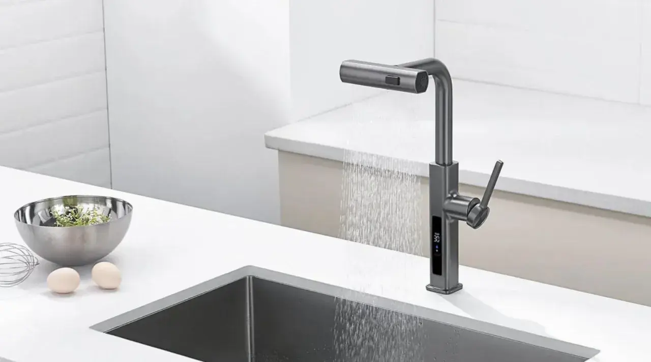 Grifo de cocina moderno con pantalla digital de temperatura, listo para apretar y usar.