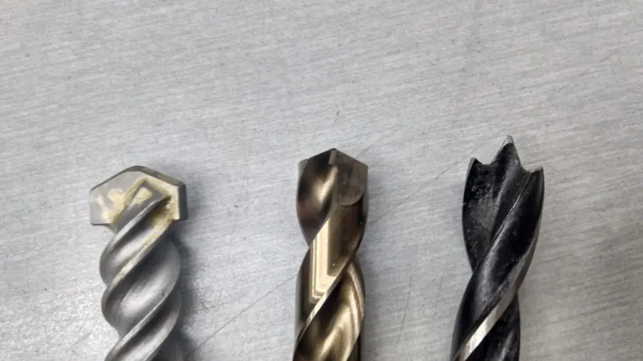 Tres brocas diferentes: una para mampostería, una para metal y una para madera. Cada broca tiene un diseño único para su propósito.