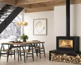 Estufa de leña moderna con fuego encendido, ideal para aprender como hacer calefacción con estufa de leña en un hogar acogedor.