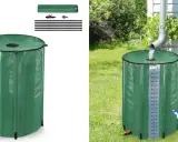 Depósito de agua de lluvia casero verde, con medidor de nivel, listo para instalar bajo un canalón.