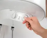 Ajustando la temperatura de un termo eléctrico de 80 litros. La duración del agua caliente depende de varios factores.
