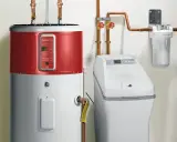 Calentador de agua y descalcificador blanco. El descalcificador muestra "Salt Level 82". Así es como funciona un descalcificador.