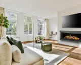 Chimenea de obra moderna sin humo, ideal para un salón acogedor.