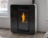 Estufa de pellets moderna con llama encendida, lista para la instalación. Calienta tu hogar con estilo.