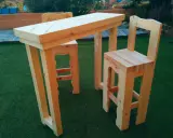 Mesa alta y taburetes hechos con palets. Un proyecto DIY para hacer mesa alta con palets, ideal para exteriores.