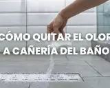 Mano esparciendo gránulos blancos en un desagüe de ducha para eliminar el olor a tuberías del baño.