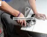 Hombre cortando azulejos con amoladora angular, mostrando cómo cortar azulejos sin máquina especializada.