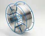 Carrete azul con alambre para soldar acero inoxidable, listo para crear uniones fuertes y duraderas.