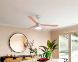 Ventilador de techo con luz integrada y aspas de madera, un ejemplo de los modernos tipos de ventiladores para el hogar.