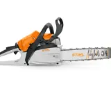 Motosierra Stihl blanca y naranja, modelo Light 04. La segunda marca de Stihl, lista para el trabajo.