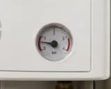 Manómetro de caldera Dietrich marca 0.8 bar, indicando posible problema.