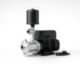 Bomba de agua de acero inoxidable con depósito negro. Parece que la bomba de agua no para de funcionar, lista para suministrar agua.