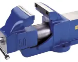 Tornillo de banco azul robusto, un ejemplo de los tipos de tornillo de banco para taller.