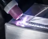 Soldadura TIG con varilla de aporte, mostrando diferentes tipos de electrodos para soldar. Arco brillante y cordón de soldadura limpio.