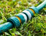 Conectores de manguera de jardín. La diferencia entre manguera de 1/2 y 3/4 se nota en el tamaño de estos acoples.