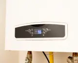 Panel de control de un calentador de gas butano, mostrando la temperatura actual de 55 grados.