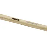 Martillo de peña con mango de madera de nogal, ideal para trabajos de forja y metalurgia.