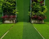 Dos jardines verticales con diferentes tipos de césped y plantas. El camino central muestra dos tonos de césped artificial.