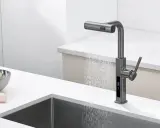 Grifo de cocina moderno con pantalla digital de temperatura, listo para apretar y usar.