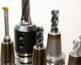Varias brocas de widia para mecanizado de precisión. Cada broca de widia sirve para un corte específico en metales.