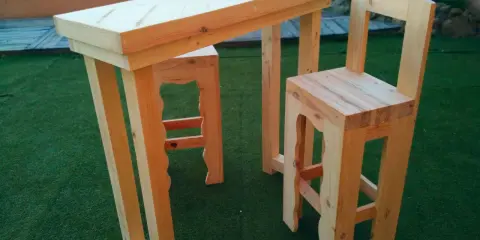 Mesa alta y taburetes hechos con palets. Un proyecto DIY para hacer mesa alta con palets, ideal para exteriores.