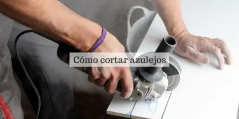 Hombre cortando azulejos con amoladora angular, mostrando cómo cortar azulejos sin máquina especializada.