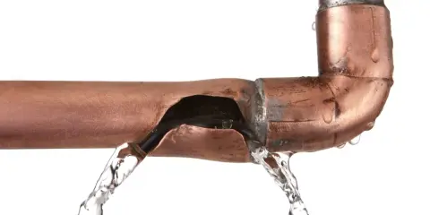 Tubería de cobre rota con agua saliendo. Es hora de arreglar tubería picada.
