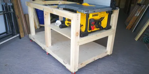 Banco de trabajo casero con sierra de mesa DeWalt. Aprende como hacer un banco de trabajo robusto y móvil para tu taller.