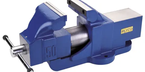 Tornillo de banco azul robusto, un ejemplo de los tipos de tornillo de banco para taller.