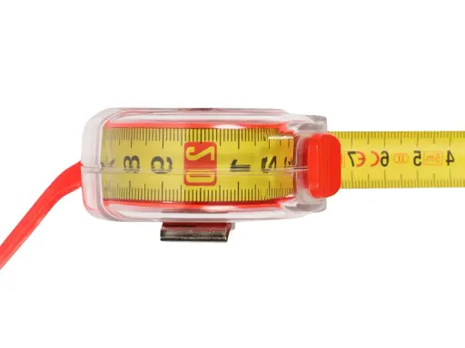 Un flexómetro amarillo con marcas negras y rojas, con un cuerpo transparente y un botón rojo.