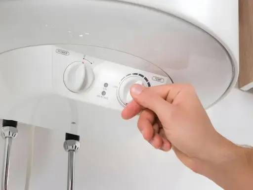 Ajustando la temperatura de un termo eléctrico de 80 litros. La duración del agua caliente depende de varios factores.