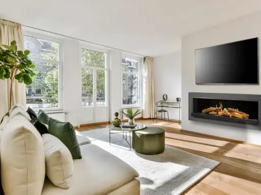 Chimenea de obra moderna sin humo, ideal para un salón acogedor.