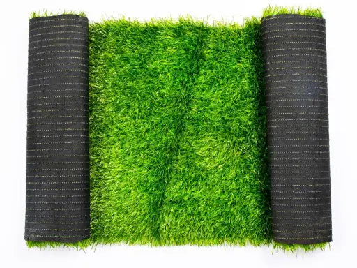 Rollo de césped artificial verde brillante, listo para peinar y colocar.